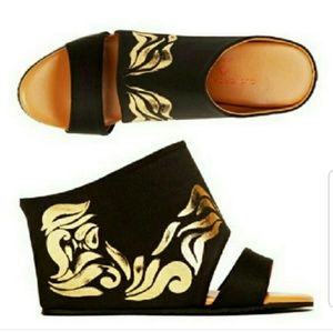 FLASH SALE! NWB clover canyon wedges